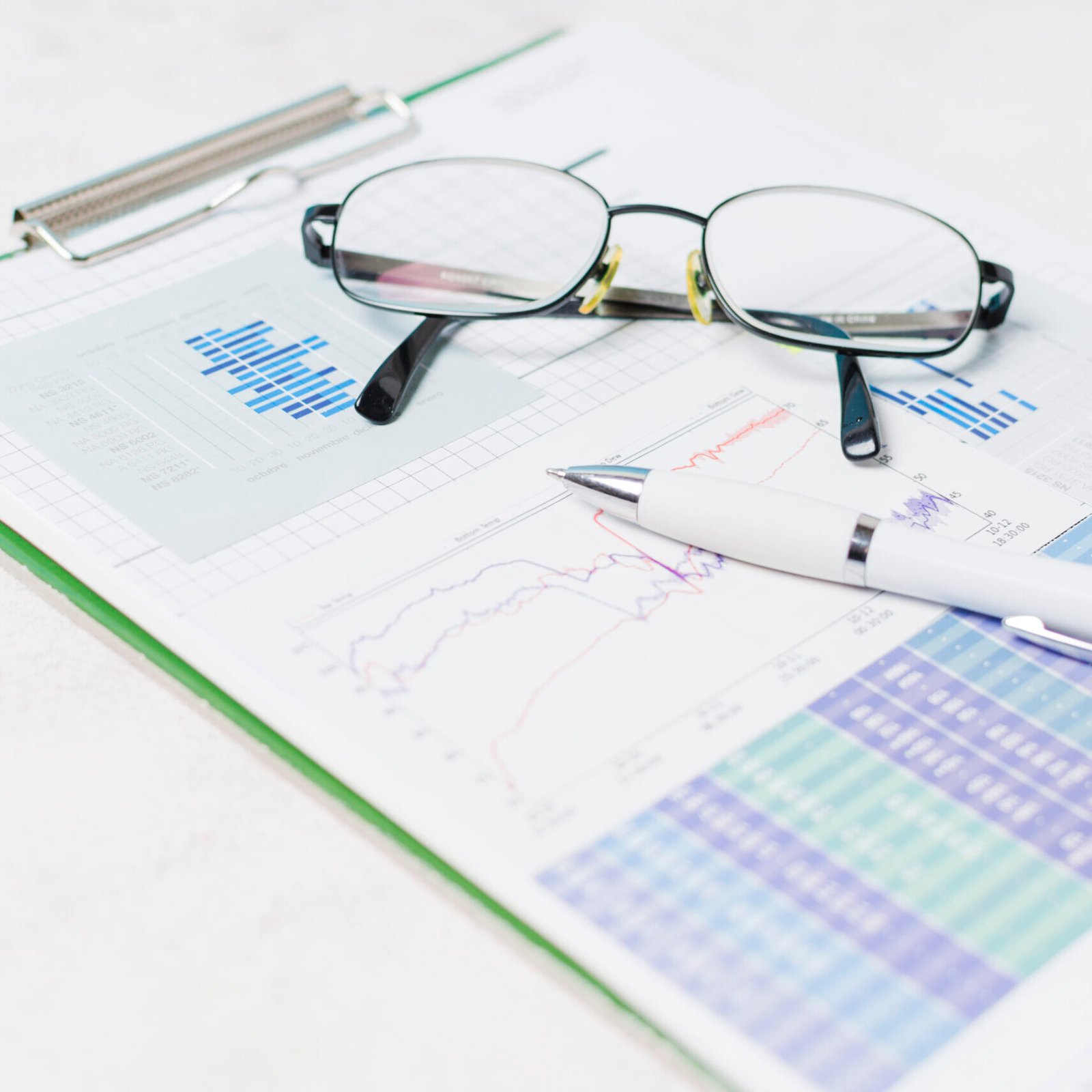 oculos-e-caneta-no-relatorio